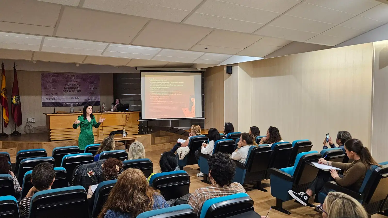La Fundación de la Mujer de Cádiz imparte un taller informativo sobre los procesos de solicitud de subvenciones